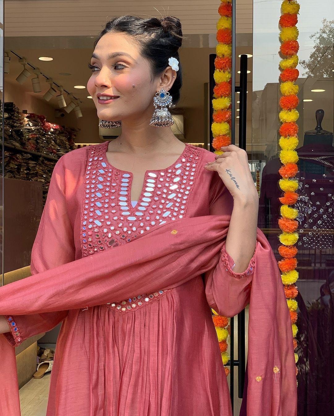 The outfit is made of Masleen cotton giving it a smooth and luxurious feel