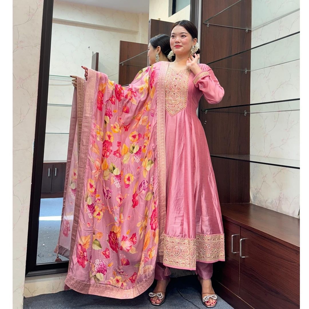 The lightweight Roman silk fabric gives the outfit a comfortable feel