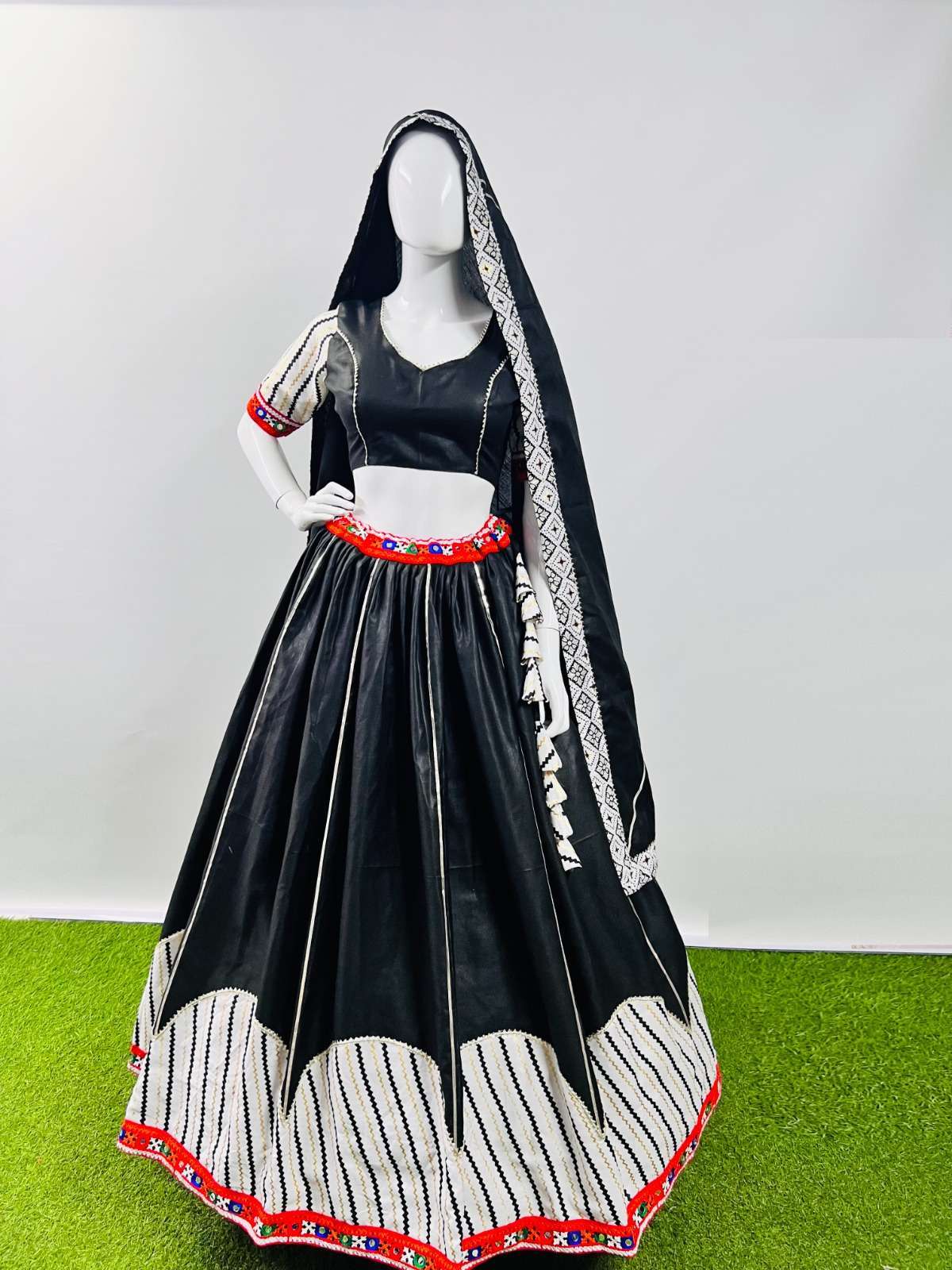 aawiya 7037 fancy black color single navratri chaniya choli
