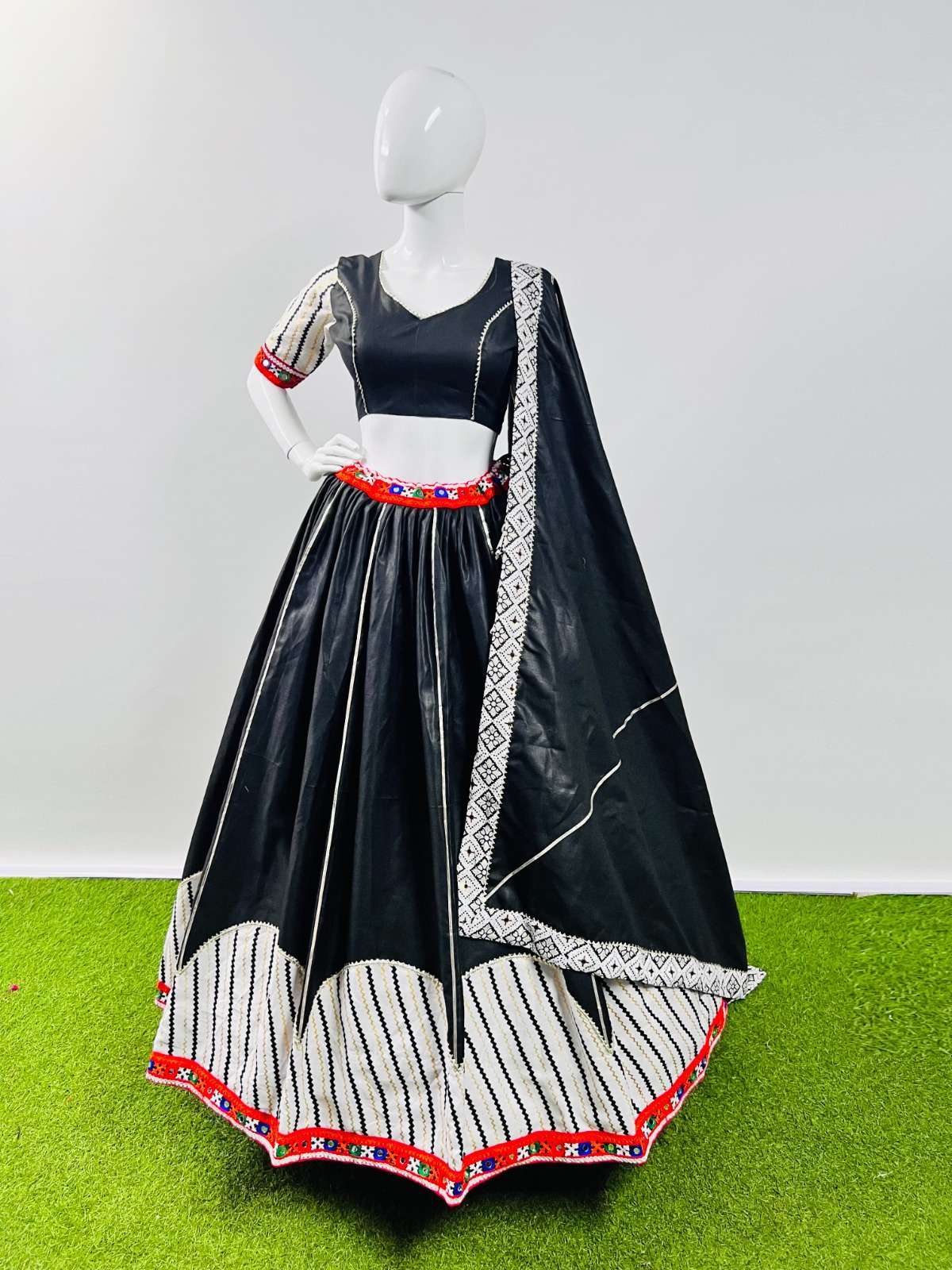 aawiya 7037 fancy black color single navratri chaniya choli