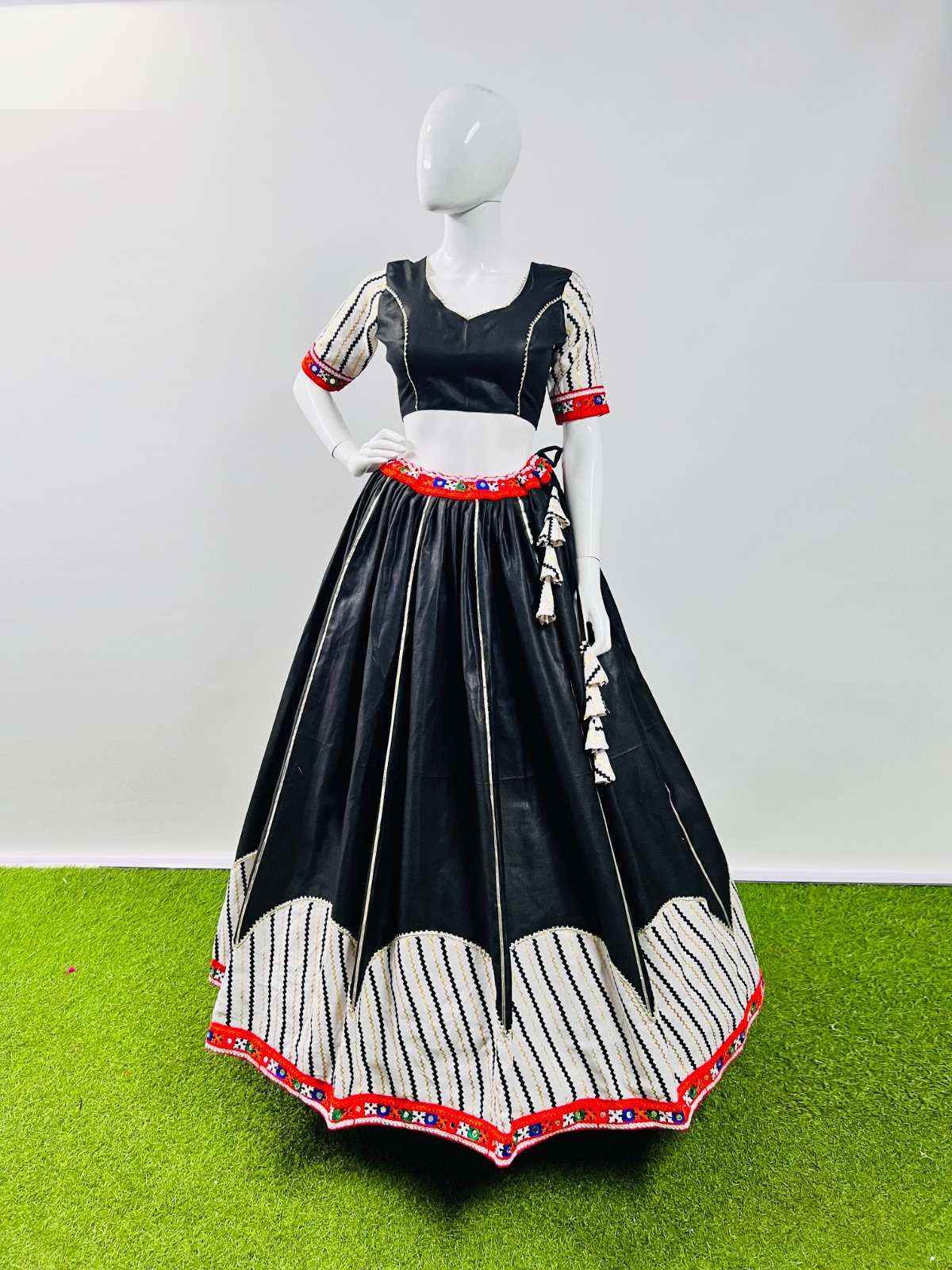 aawiya 7037 fancy black color single navratri chaniya choli