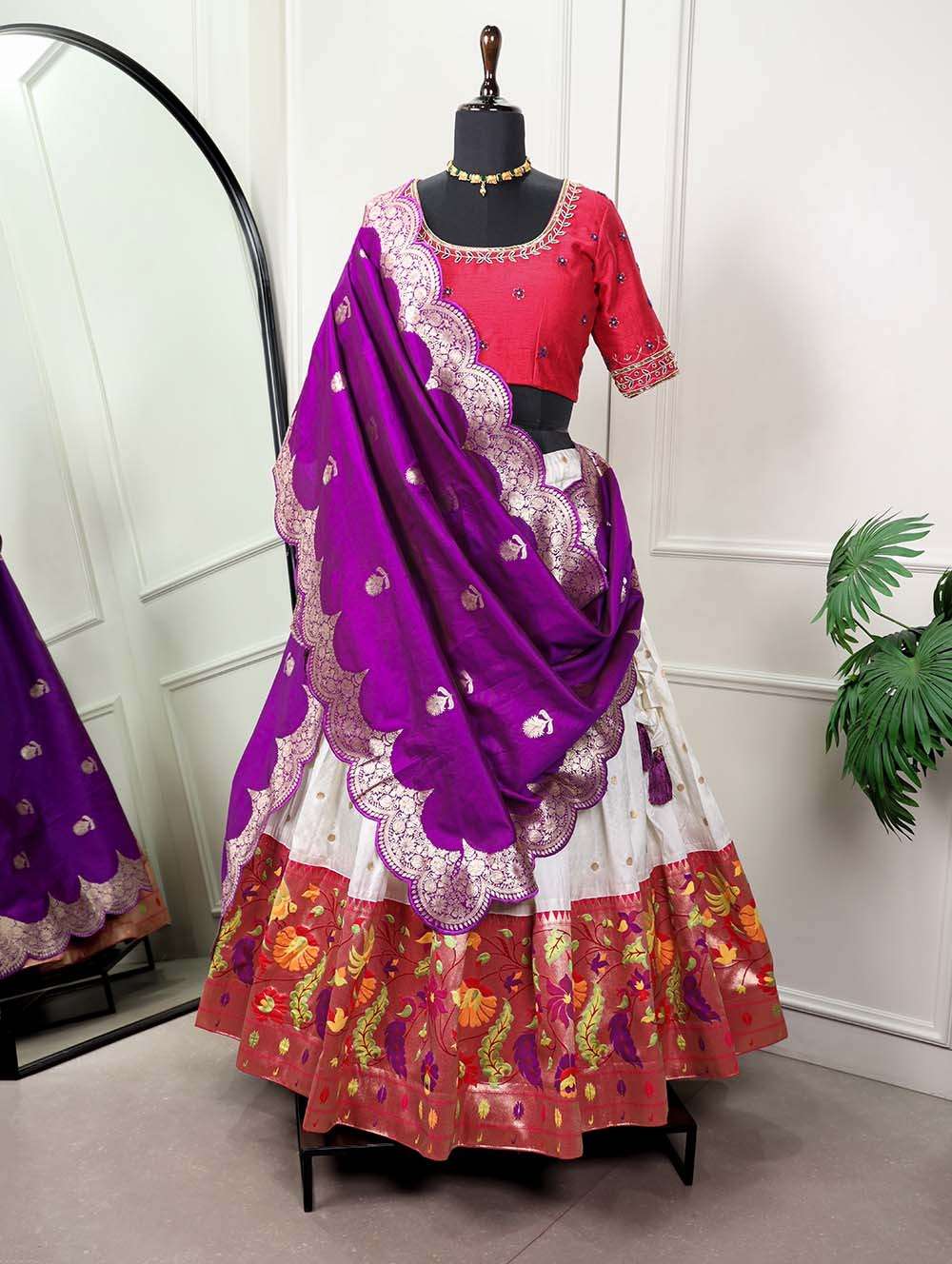  White Paithani Lehenga Choli captures the essence of grace and heritageðŸ’Ÿ.