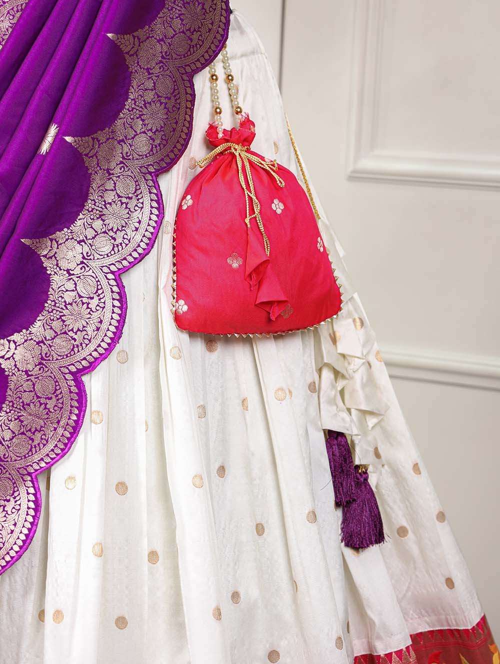  White Paithani Lehenga Choli captures the essence of grace and heritageðŸ’Ÿ.
