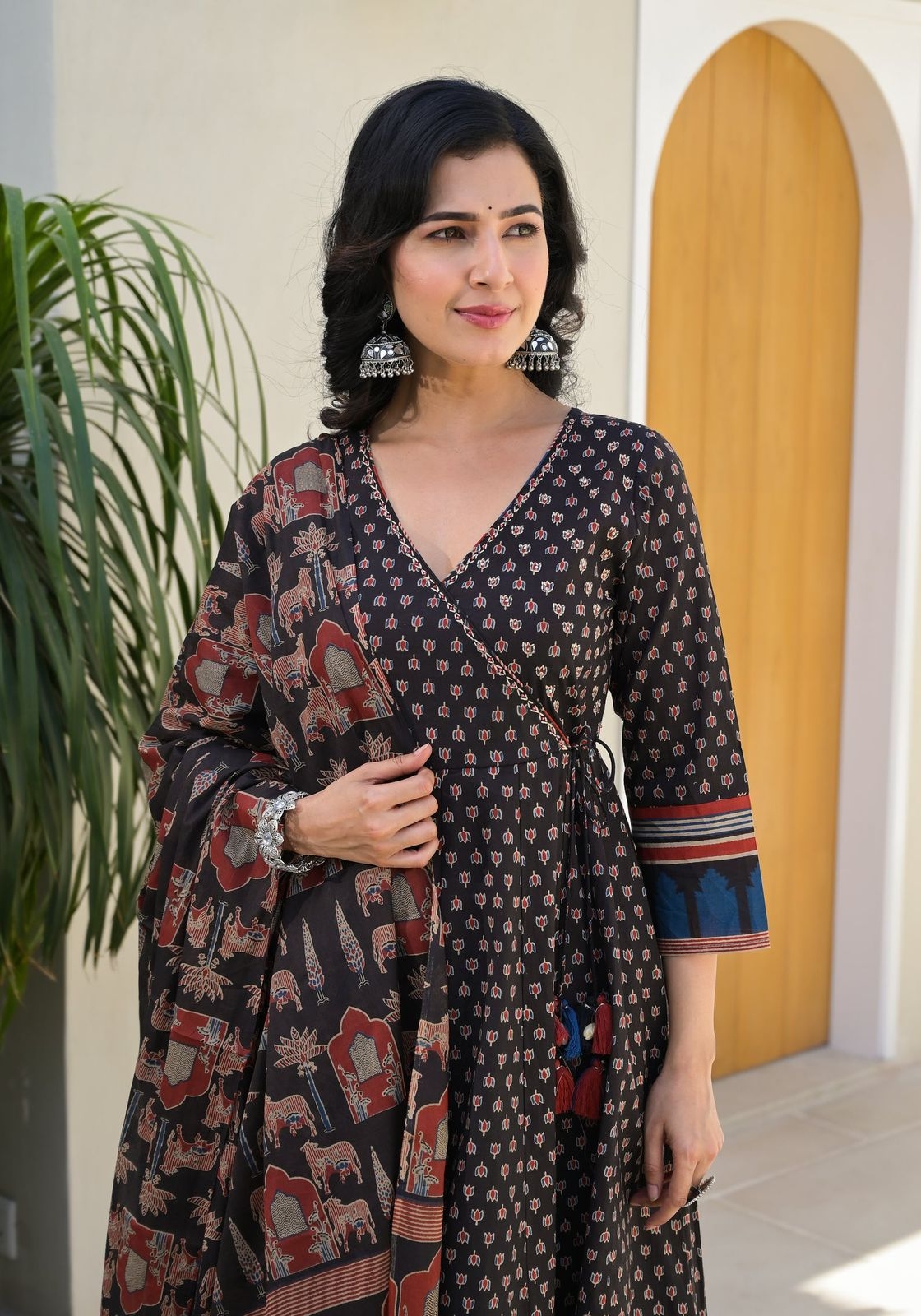 Featuring beautiful Heavy Suit Set which is beautifully decorated with intricate hand embroidery