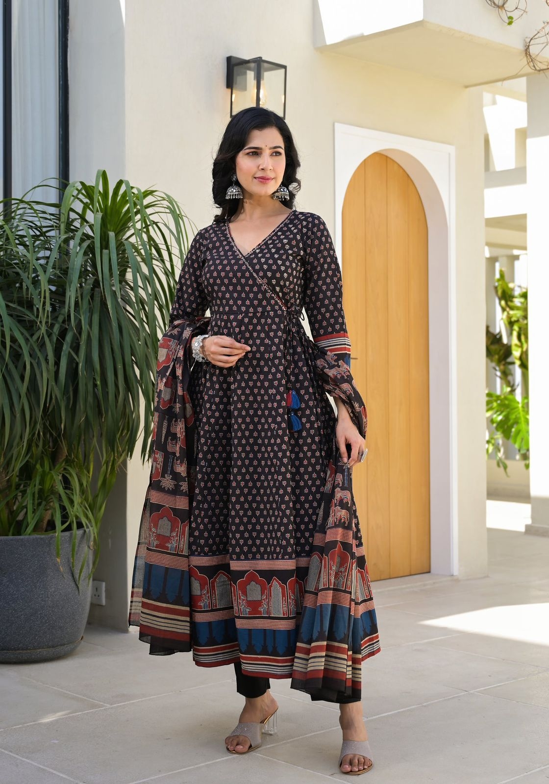 Featuring beautiful Heavy Suit Set which is beautifully decorated with intricate hand embroidery