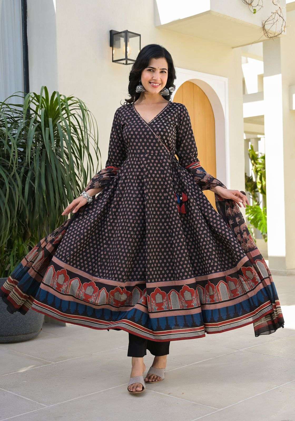Featuring beautiful Heavy Suit Set which is beautifully decorated with intricate hand embroidery