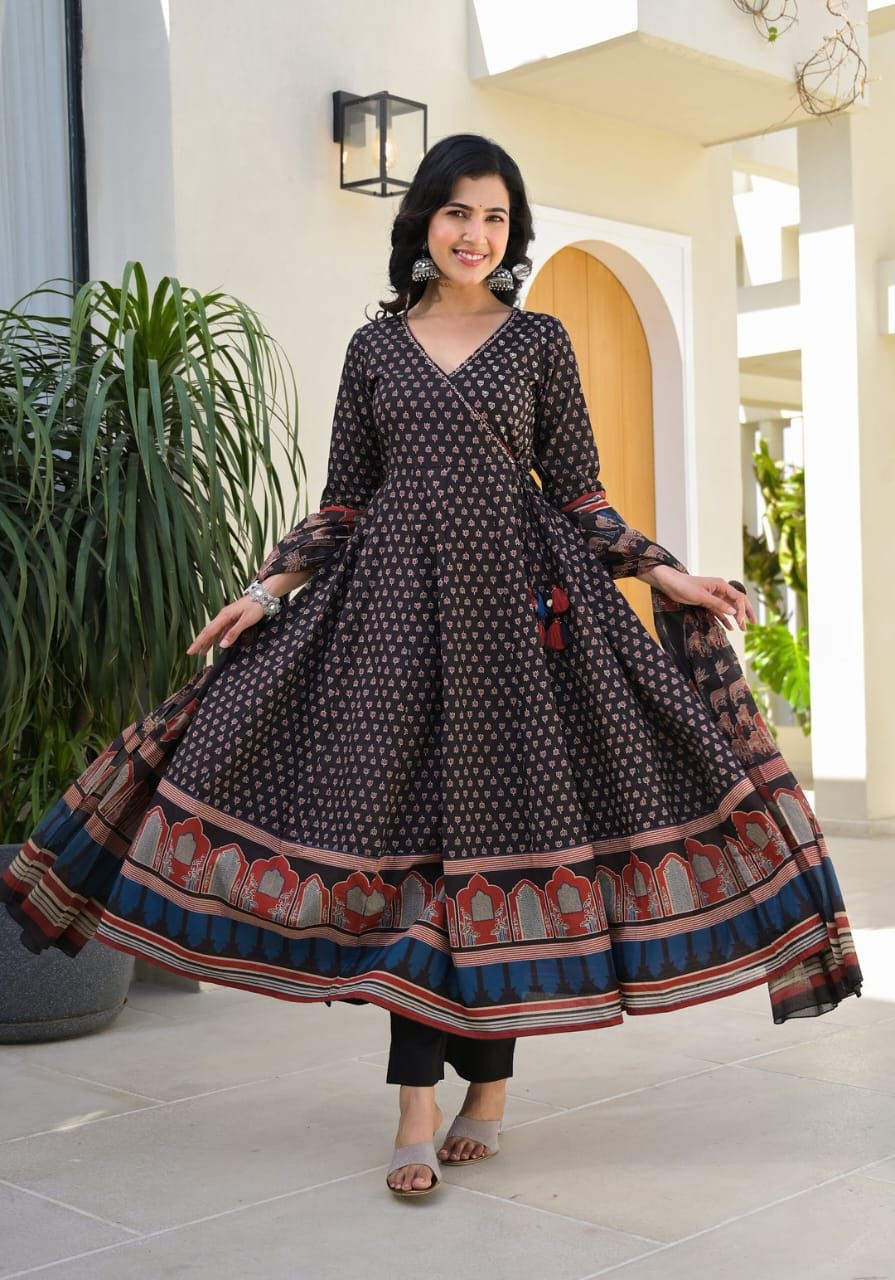 Featuring beautiful Heavy Suit Set which is beautifully decorated with intricate hand embroidery